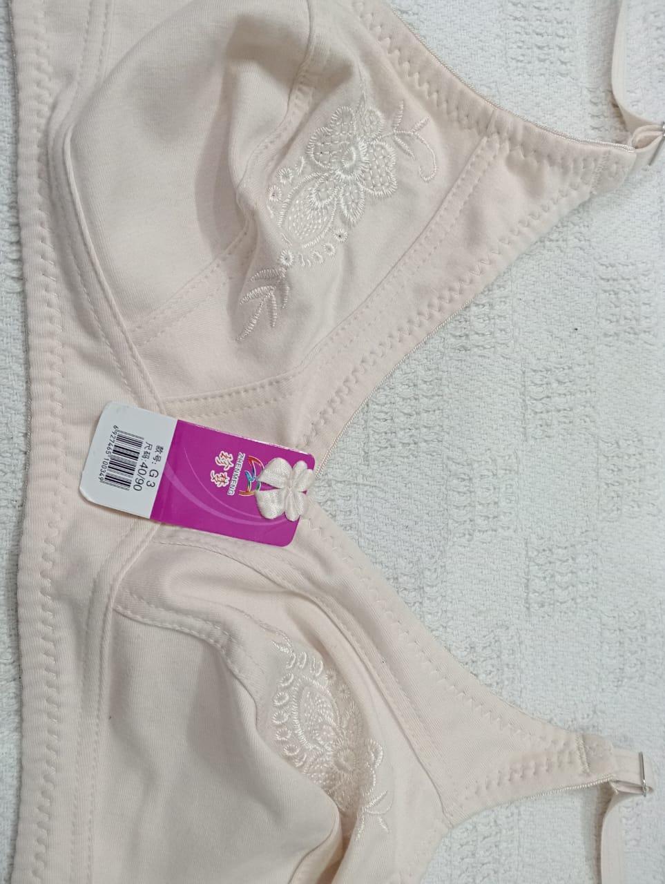 Ladies underwire bra.ladies bra with little embroidery.
